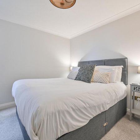 Top Floor Sandbanks Apartment With Free Parking Just Minutes From The Beach And Bars Canford Cliffs Exterior foto