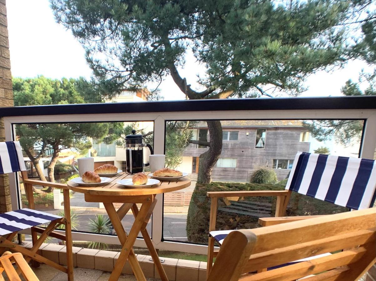 Top Floor Sandbanks Apartment With Free Parking Just Minutes From The Beach And Bars Canford Cliffs Exterior foto