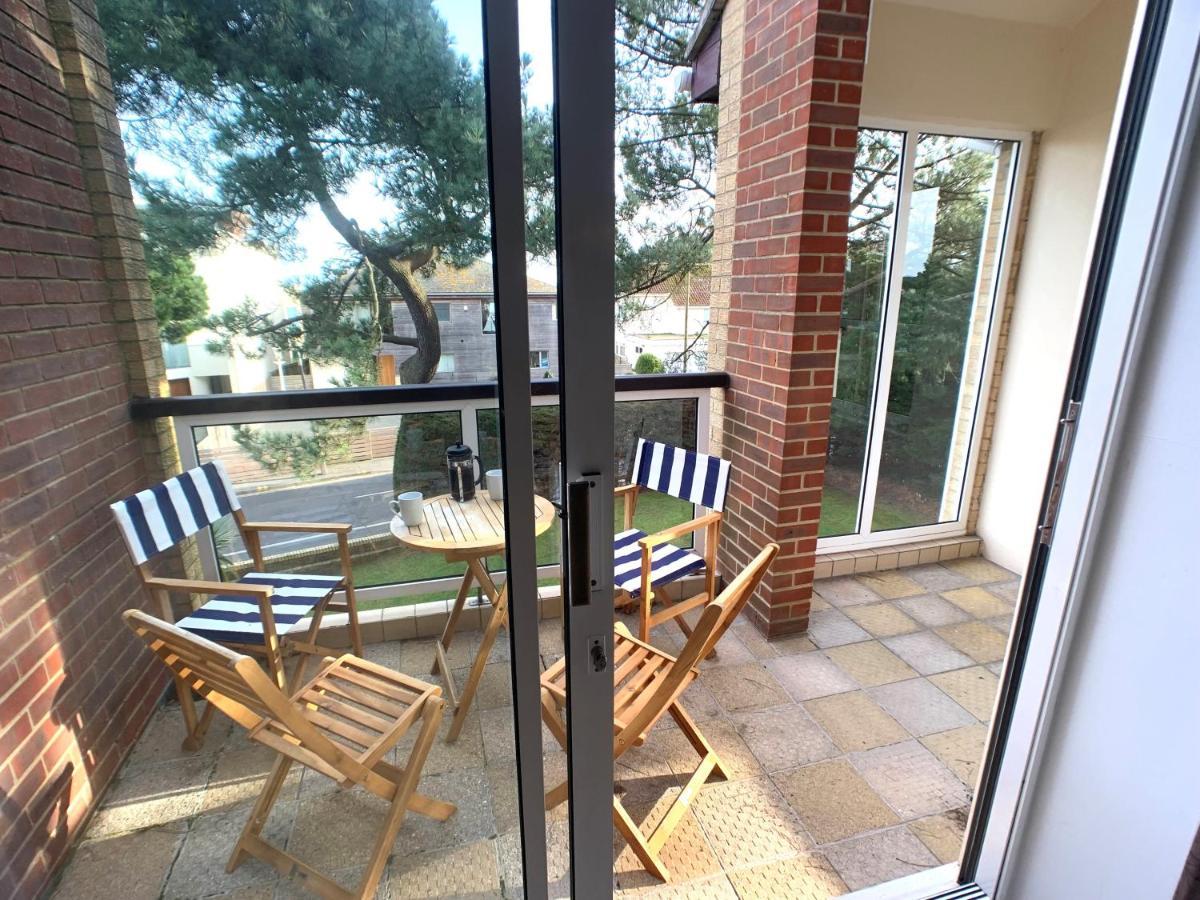 Top Floor Sandbanks Apartment With Free Parking Just Minutes From The Beach And Bars Canford Cliffs Exterior foto
