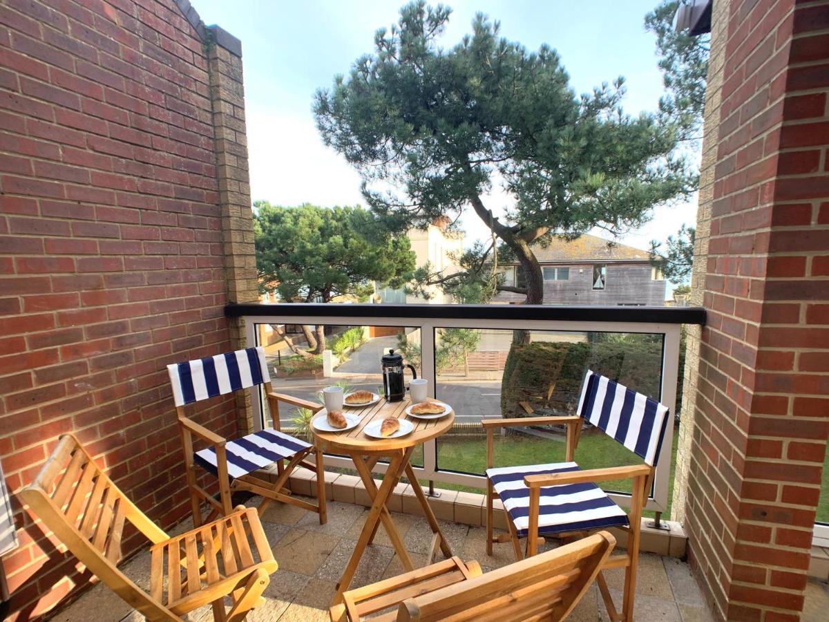 Top Floor Sandbanks Apartment With Free Parking Just Minutes From The Beach And Bars Canford Cliffs Exterior foto