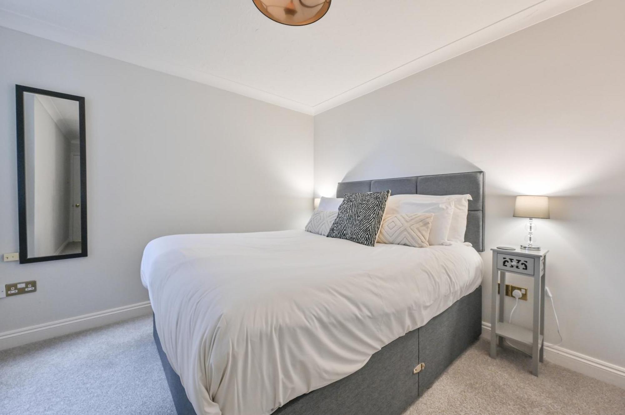 Top Floor Sandbanks Apartment With Free Parking Just Minutes From The Beach And Bars Canford Cliffs Exterior foto