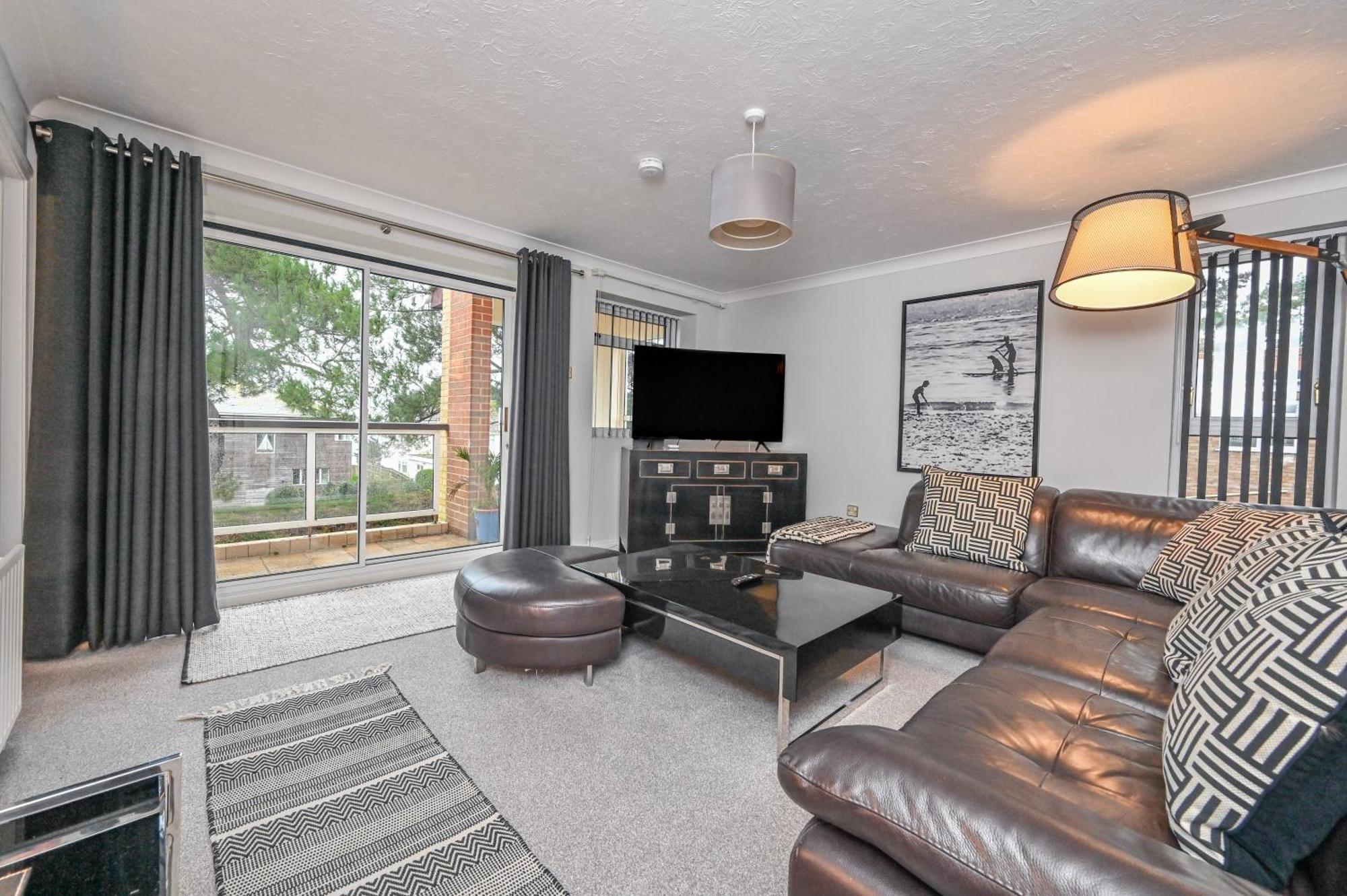 Top Floor Sandbanks Apartment With Free Parking Just Minutes From The Beach And Bars Canford Cliffs Exterior foto