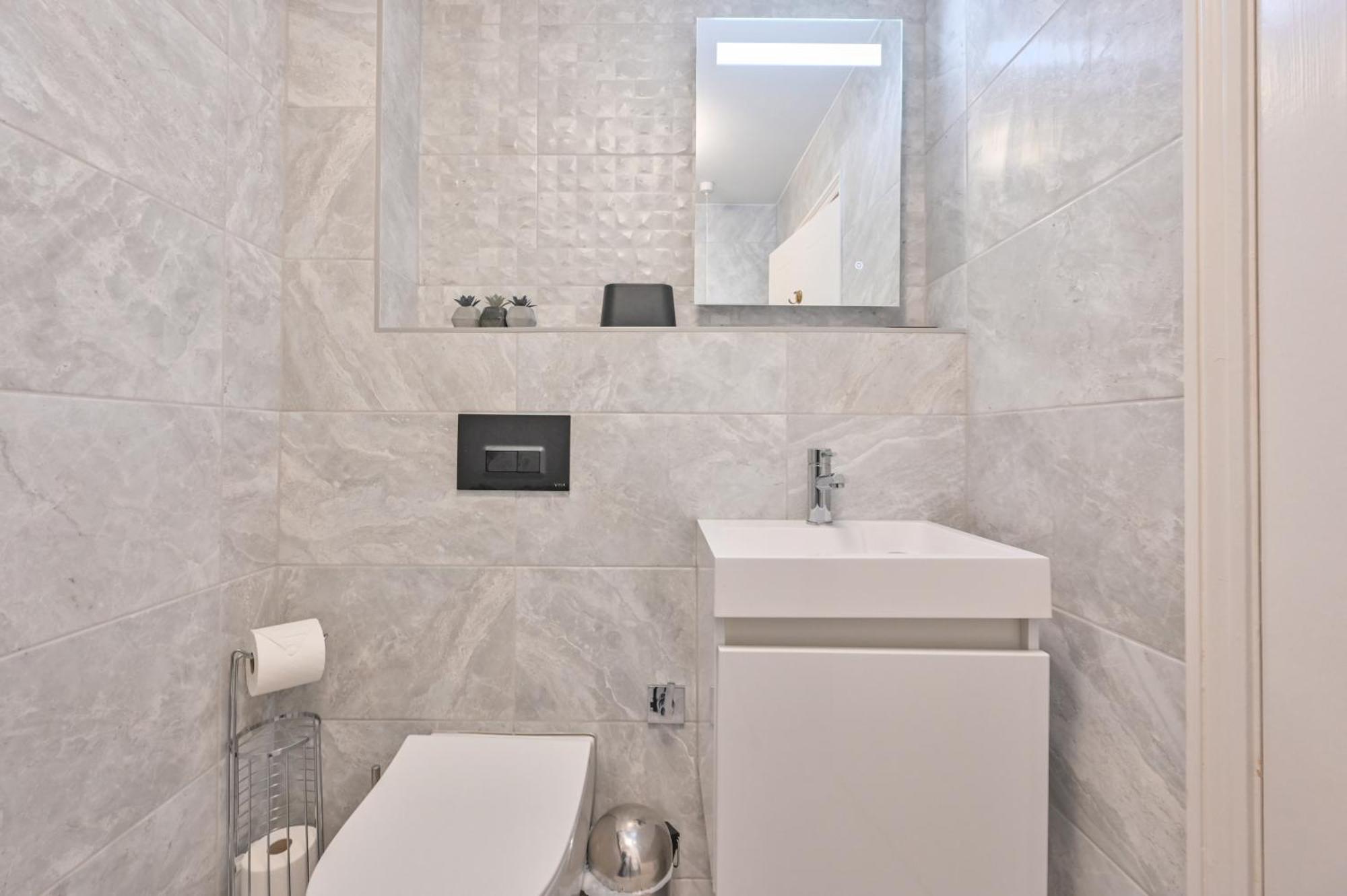 Top Floor Sandbanks Apartment With Free Parking Just Minutes From The Beach And Bars Canford Cliffs Exterior foto