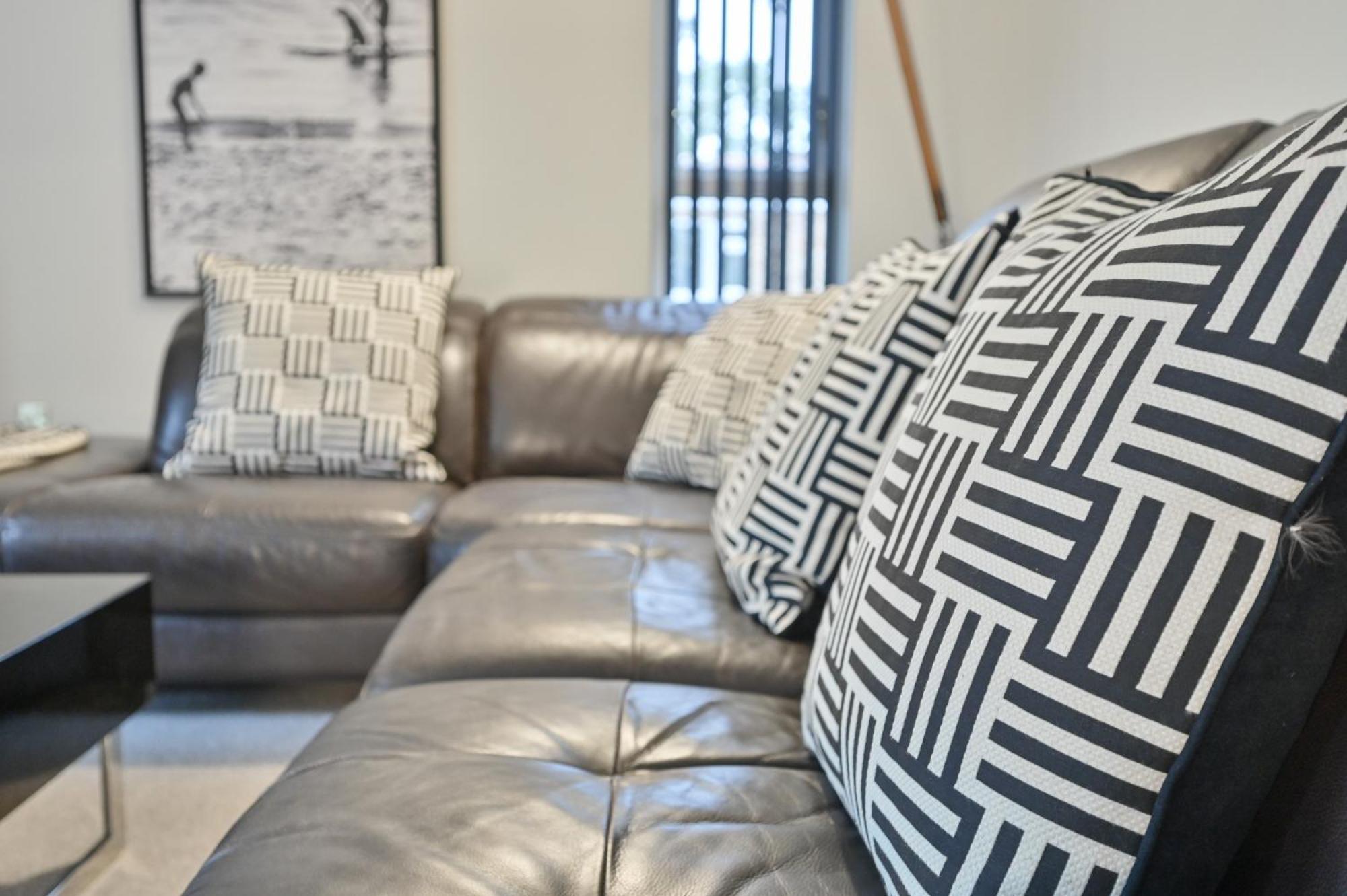 Top Floor Sandbanks Apartment With Free Parking Just Minutes From The Beach And Bars Canford Cliffs Exterior foto