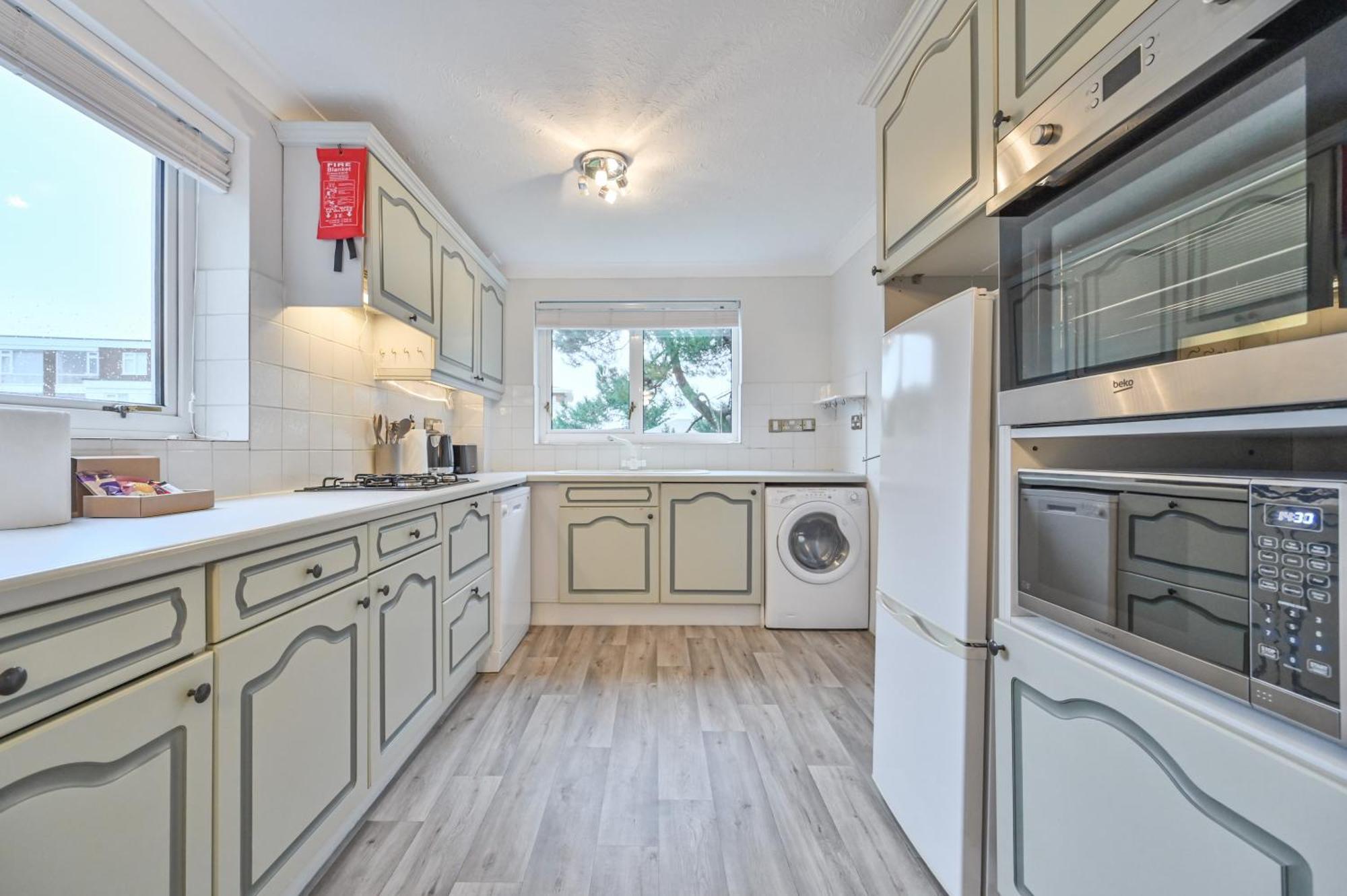 Top Floor Sandbanks Apartment With Free Parking Just Minutes From The Beach And Bars Canford Cliffs Exterior foto