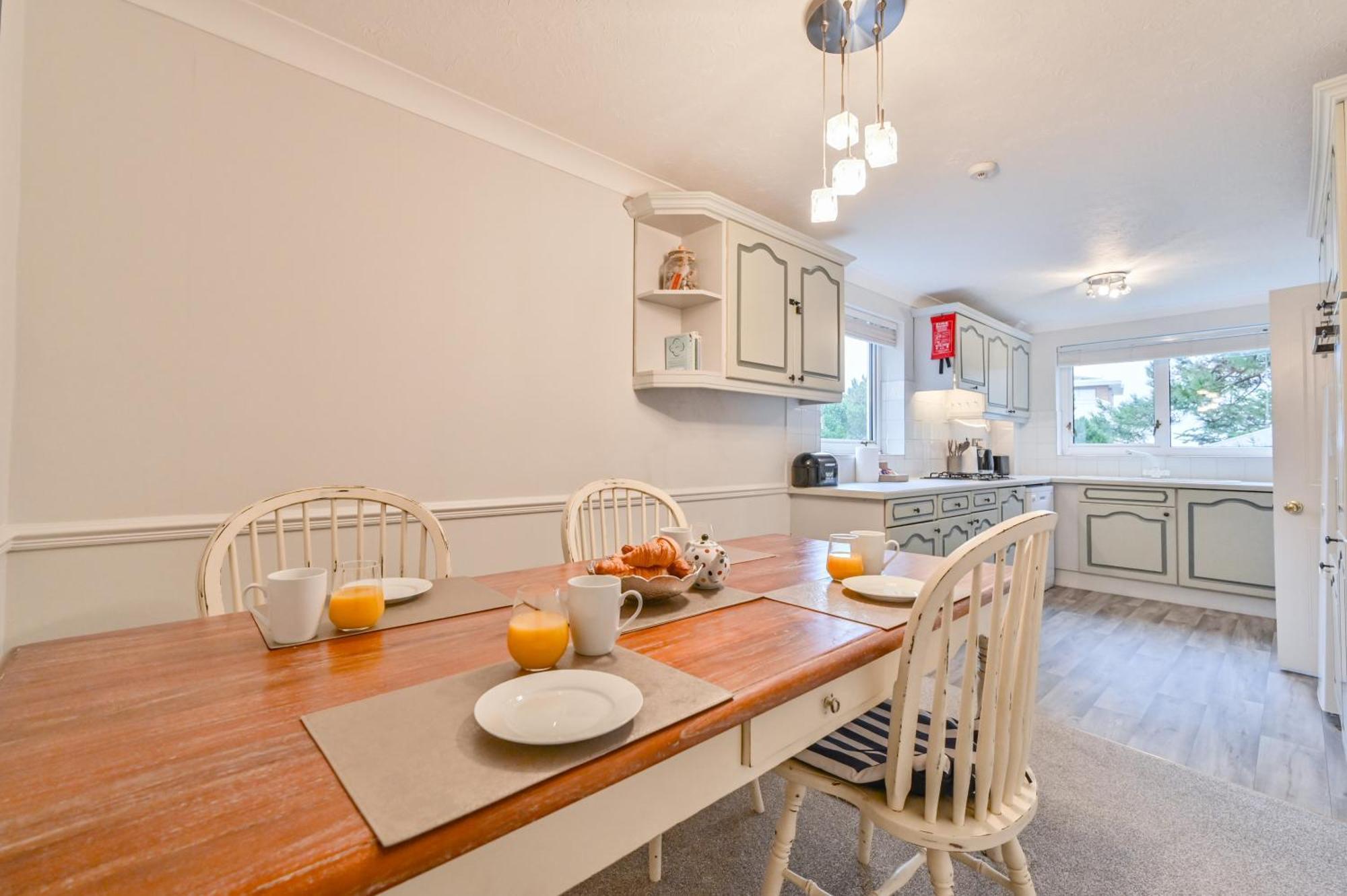 Top Floor Sandbanks Apartment With Free Parking Just Minutes From The Beach And Bars Canford Cliffs Exterior foto